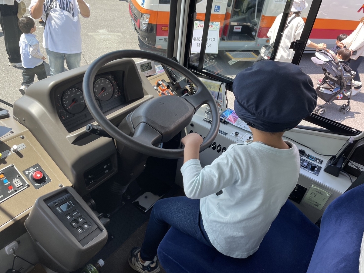 モレラ岐阜のバスフェスタ2025で運転席に座る男児
