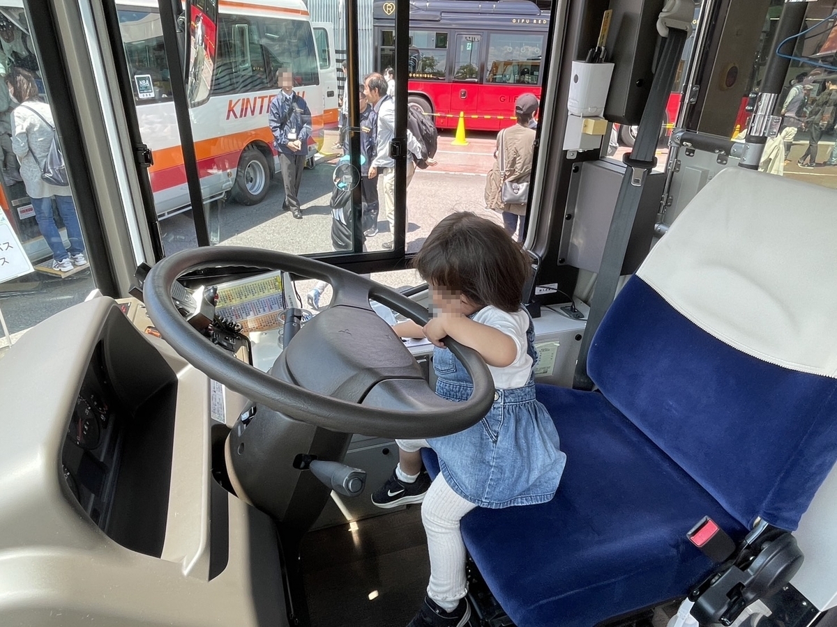 モレラ岐阜のバスフェスタ2025で運転席に座る女児