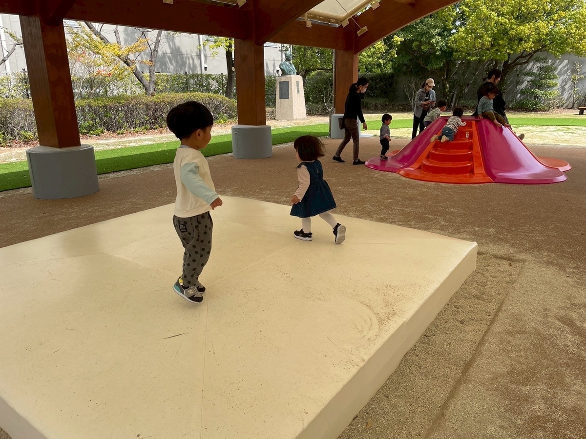 豊明市の子どもの遊び場|JRA中京競馬場のぱかぱかぱーくの屋根付きエリア