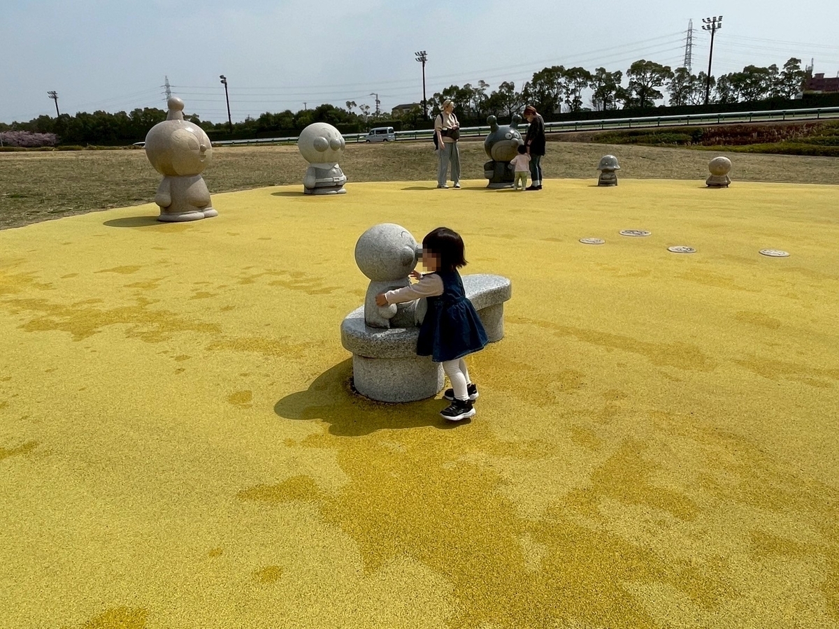 豊明市の子どもの遊び場｜JRA中京競馬場の馬場内遊園地にあるアンパンマンの石像