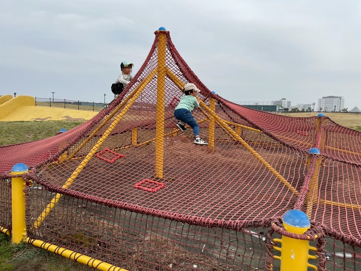 豊明市の子どもの遊び場｜JRA中京競馬場の馬場内遊園地にあるネット遊具