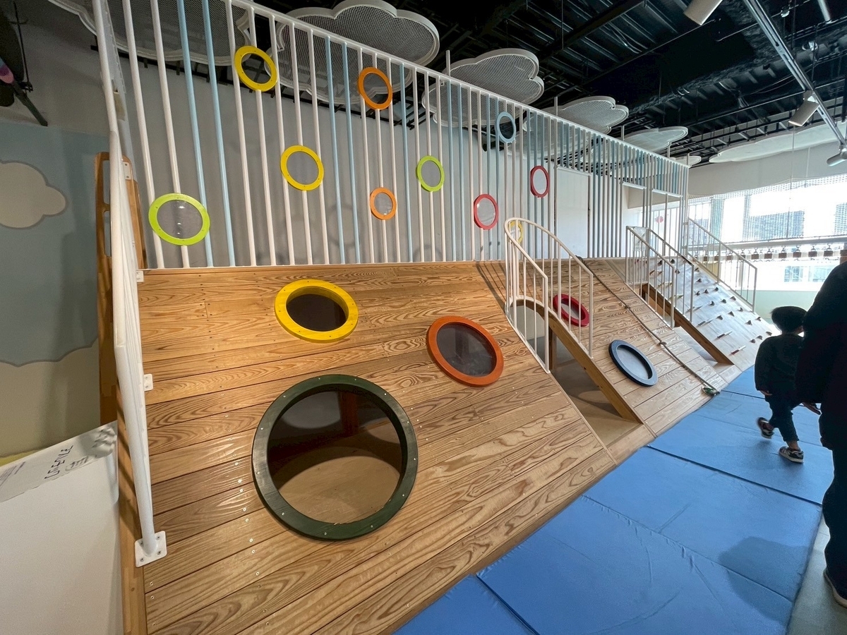 小牧市の子どもの遊び場｜大人気の巨大な室内遊び場こまきこども未来館の遊びひろばのアスレチック