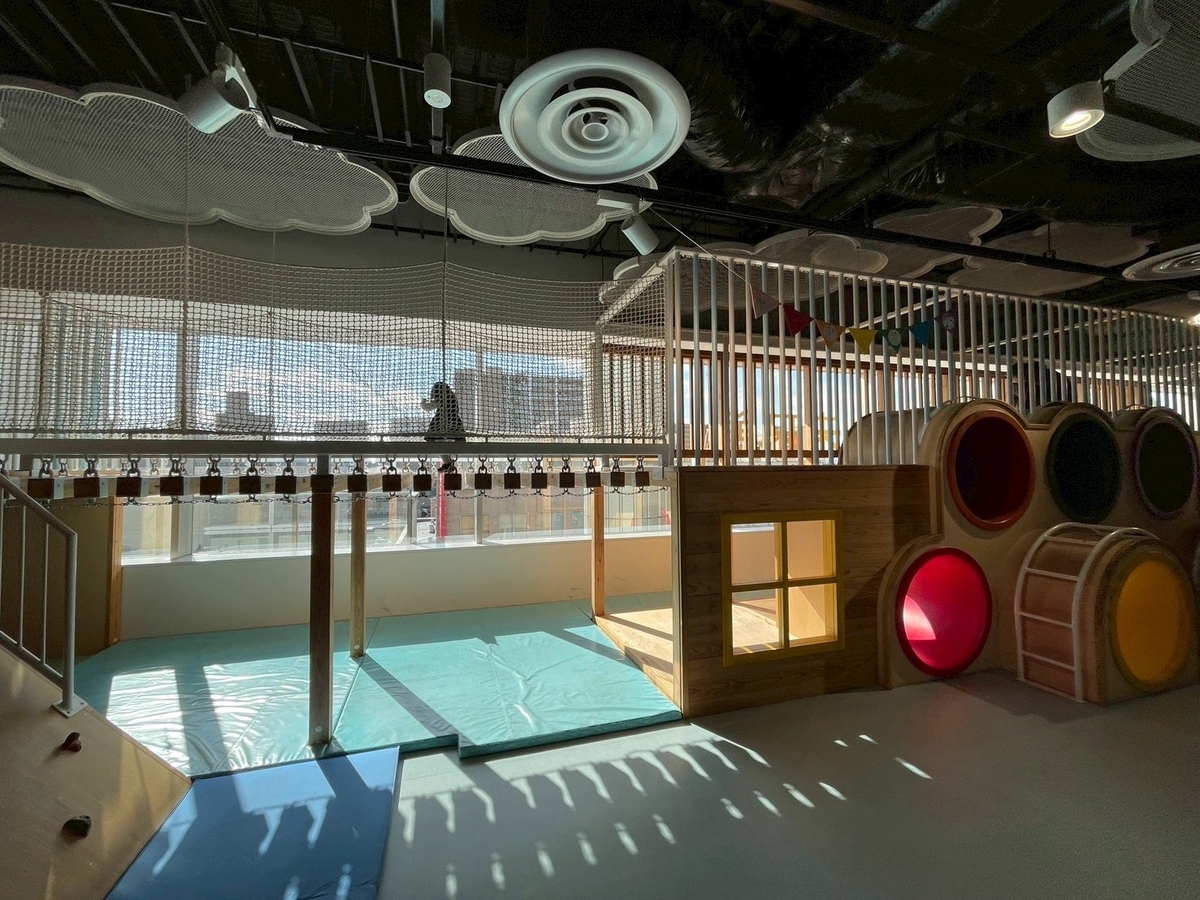小牧市の子どもの遊び場｜大人気の巨大な室内遊び場こまきこども未来館の遊びひろばのアスレチック