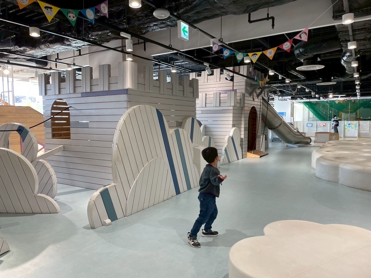 小牧市の子どもの遊び場｜大人気の巨大な室内遊び場こまきこども未来館の空と雲をイメージしたアスレチック遊具