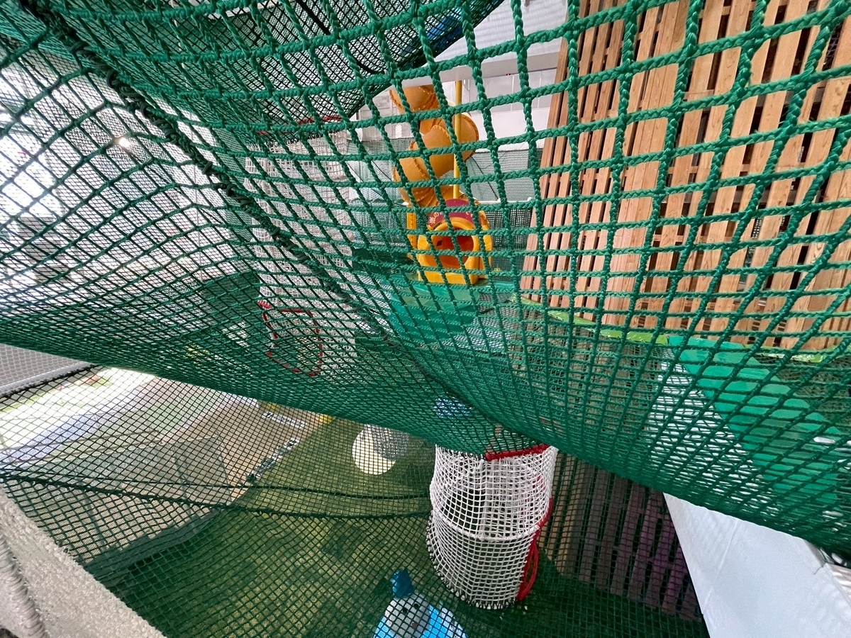 小牧市の子どもの遊び場｜大人気の巨大な室内遊び場こまきこども未来館の巨大なネット遊具