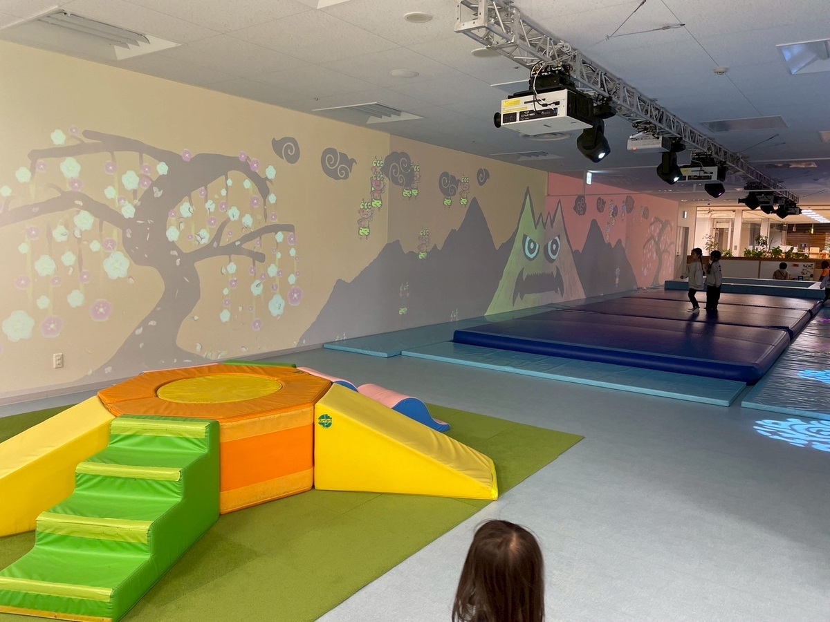 小牧市の子どもの遊び場｜大人気の巨大な室内遊び場こまきこども未来館のわくわく広場で遊ぶ女児