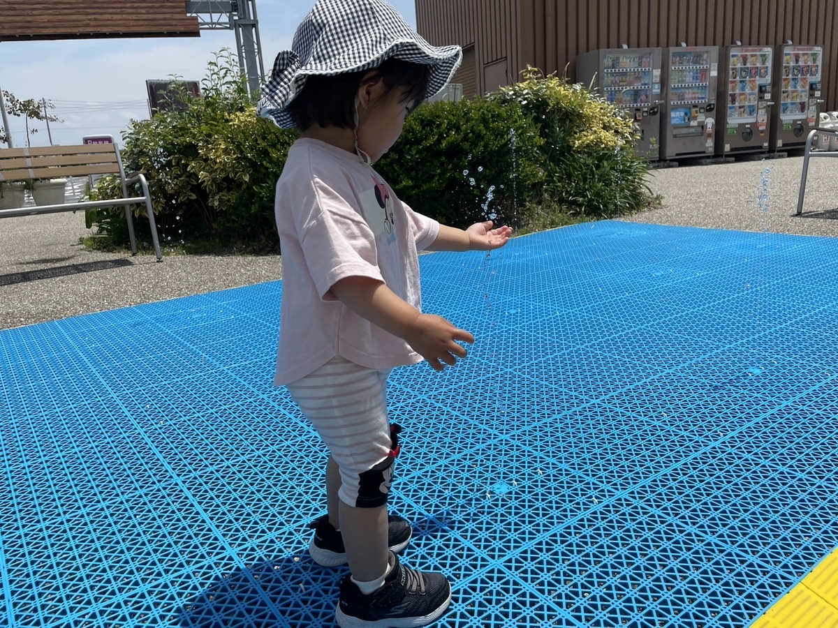 子どもの遊び場｜イオンモール常滑にあるワンダーフォレストきゅりおの水遊び場パレット噴水で遊ぶ女の子