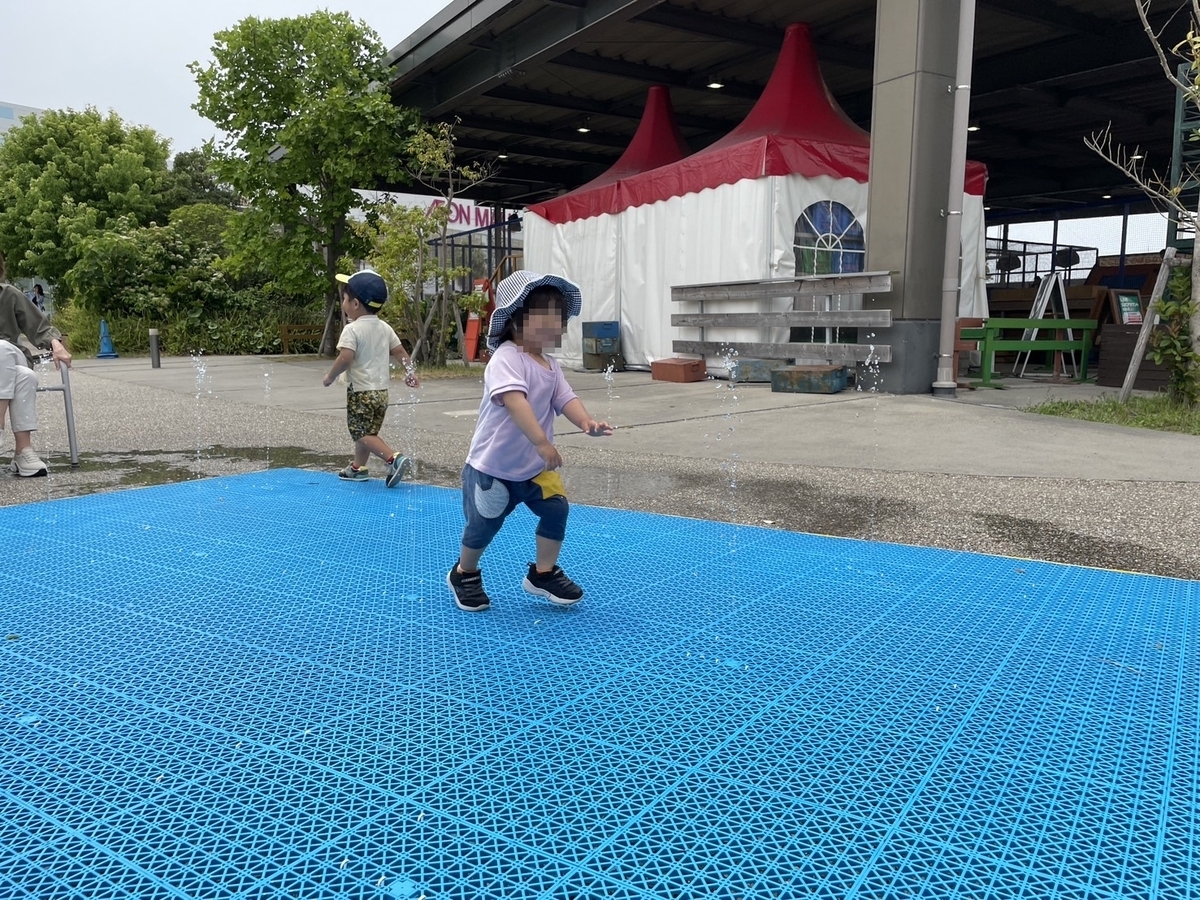 子どもの遊び場｜イオンモール常滑にあるワンダーフォレストきゅりおの水遊び場パレット噴水で遊ぶ女の子