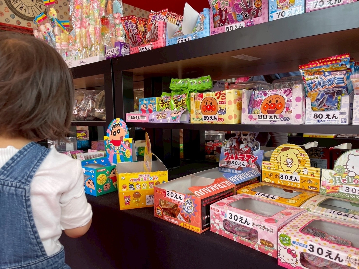 子連れモーニング｜岐阜市中西郷にあるTHE WESTRIVERSIDEの駄菓子屋さんでお菓子を買う女の子