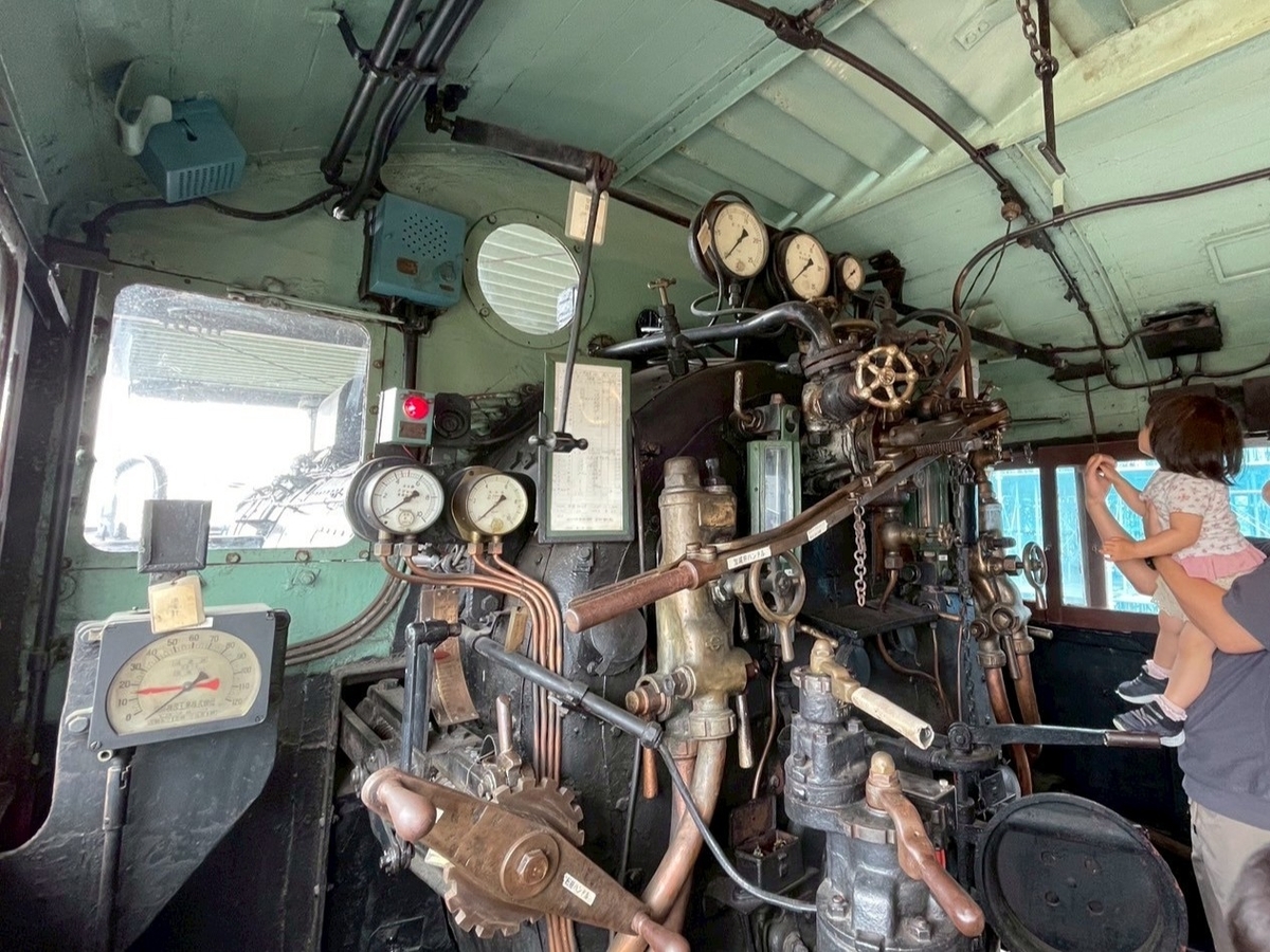 子どもとおでかけ｜JR半田駅にある半田市鉄道資料館のC11265蒸気機関車（SL）の汽笛を鳴らす女の子