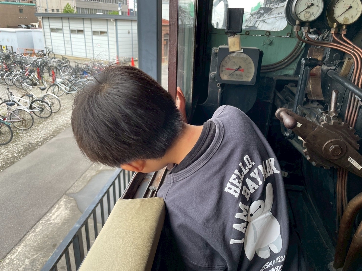 子どもとおでかけ｜JR半田駅にある半田市鉄道資料館のC11265蒸気機関車（SL）の運転席に座る男児