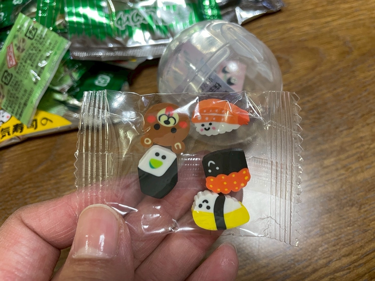 回転すしの魚べいのお持ち帰り電車型お子様セットのガチャガチャ