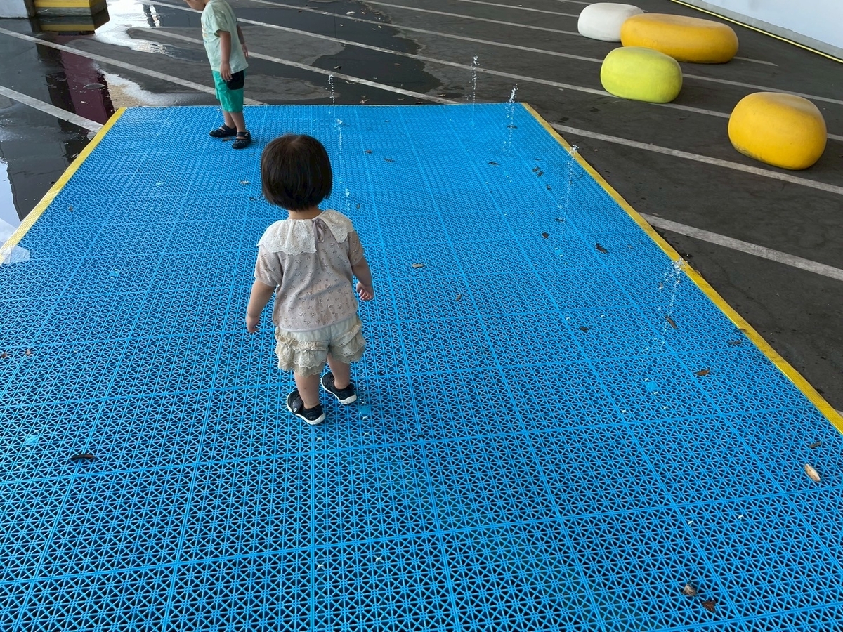 知多半島の水遊びスポット2025｜東浦町にあるイオンモール東浦のパレット噴水で遊ぶ女の子