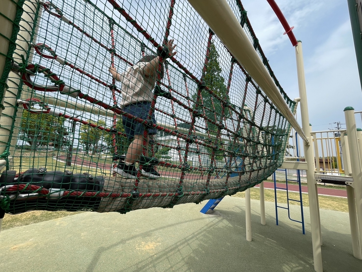 子どもの遊び場｜知多郡武豊町にある武豊中央公園の大型児童複合遊具で遊ぶ女児