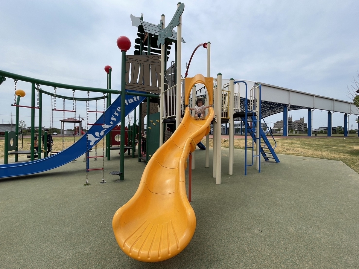 子どもの遊び場｜知多郡武豊町にある武豊中央公園の大型児童複合遊具のすべり台
