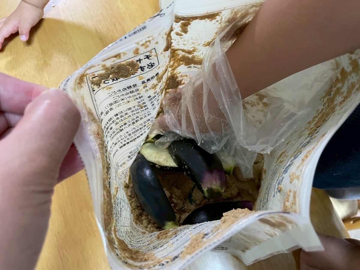 かきまぜ不要で簡単にぬか漬けができる無印良品の「発酵ぬかどこ」に野菜を漬ける