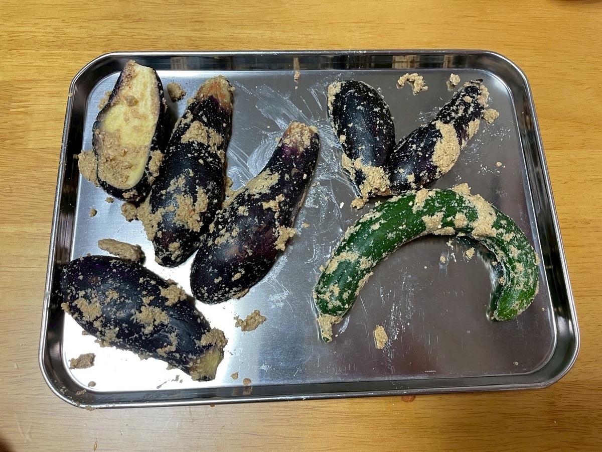 かきまぜ不要で簡単にぬか漬けができる無印良品の「発酵ぬかどこ」に漬けておいたナスときゅうり