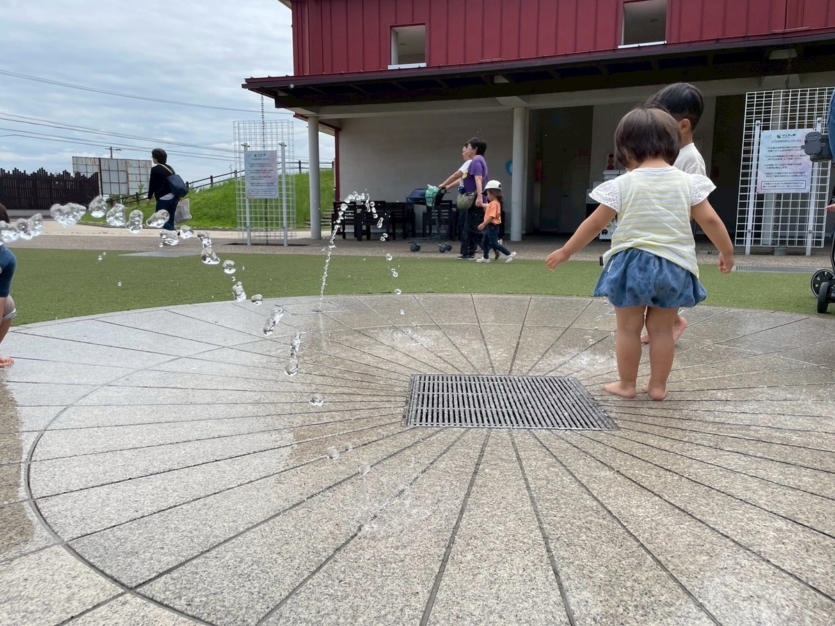 水遊びスポット｜大府市にあるげんきの郷すくすくヶ丘の噴水で遊ぶ女の子