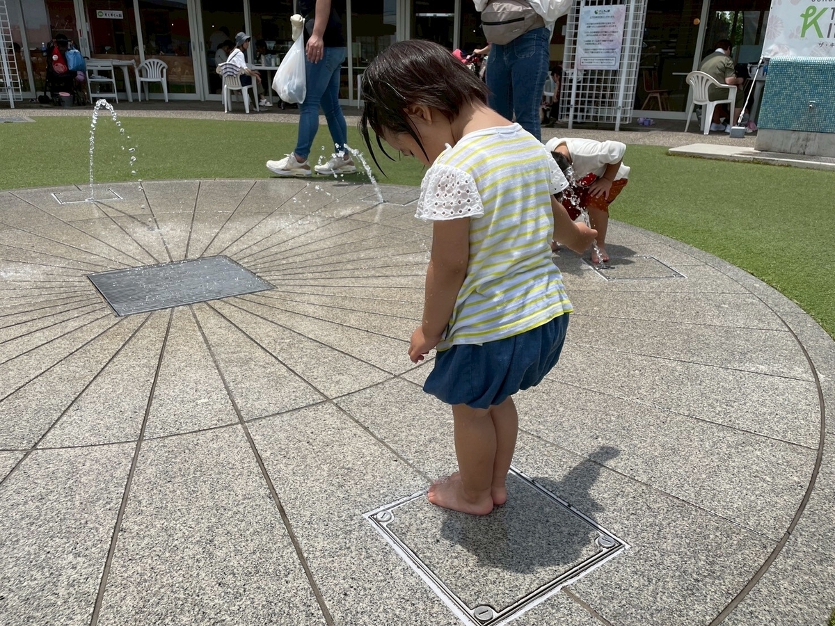 水遊びスポット｜大府市にあるげんきの郷すくすくヶ丘の噴水で遊ぶ女の子
