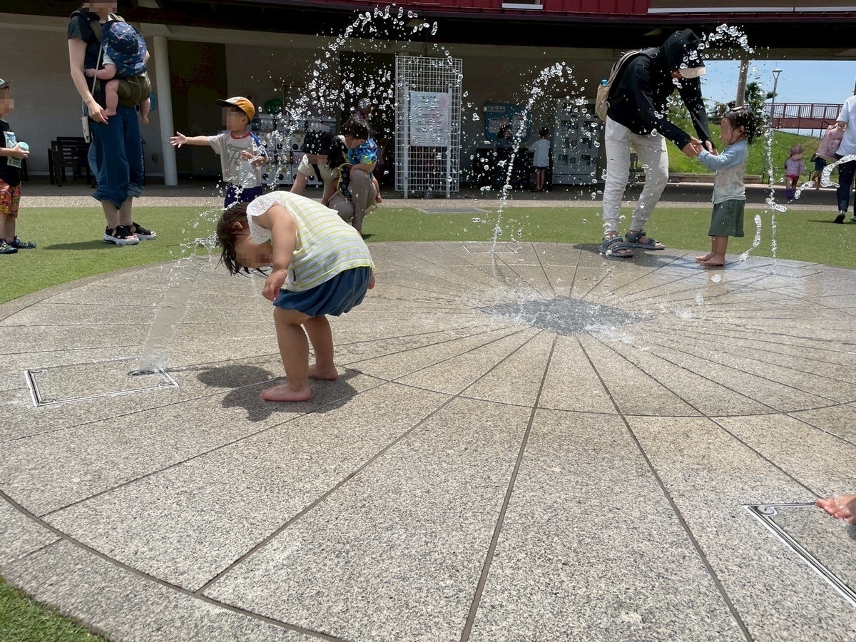 水遊びスポット｜大府市にあるげんきの郷すくすくヶ丘の噴水で遊ぶ女の子
