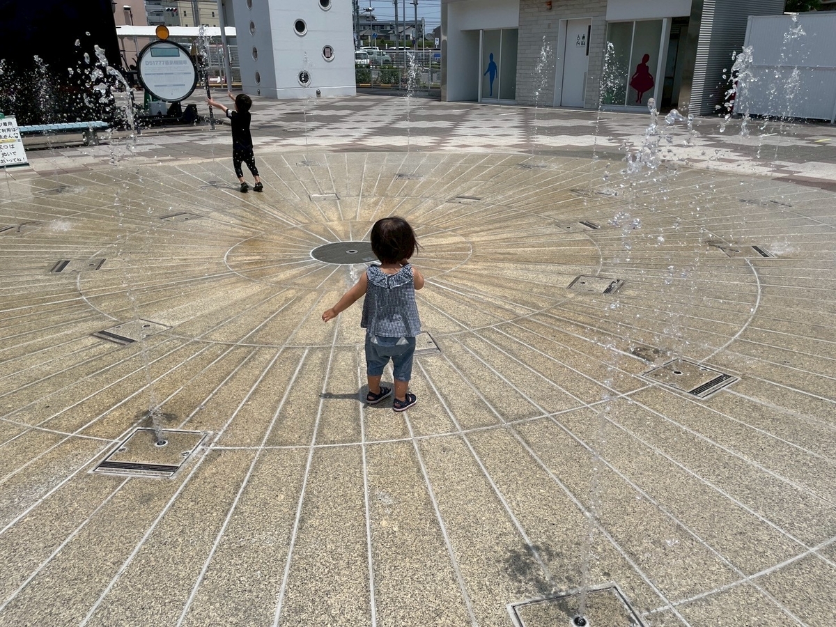 子どもの遊び場｜水遊びができる刈谷市交通児童遊園のじゃぶじゃぶ噴水池