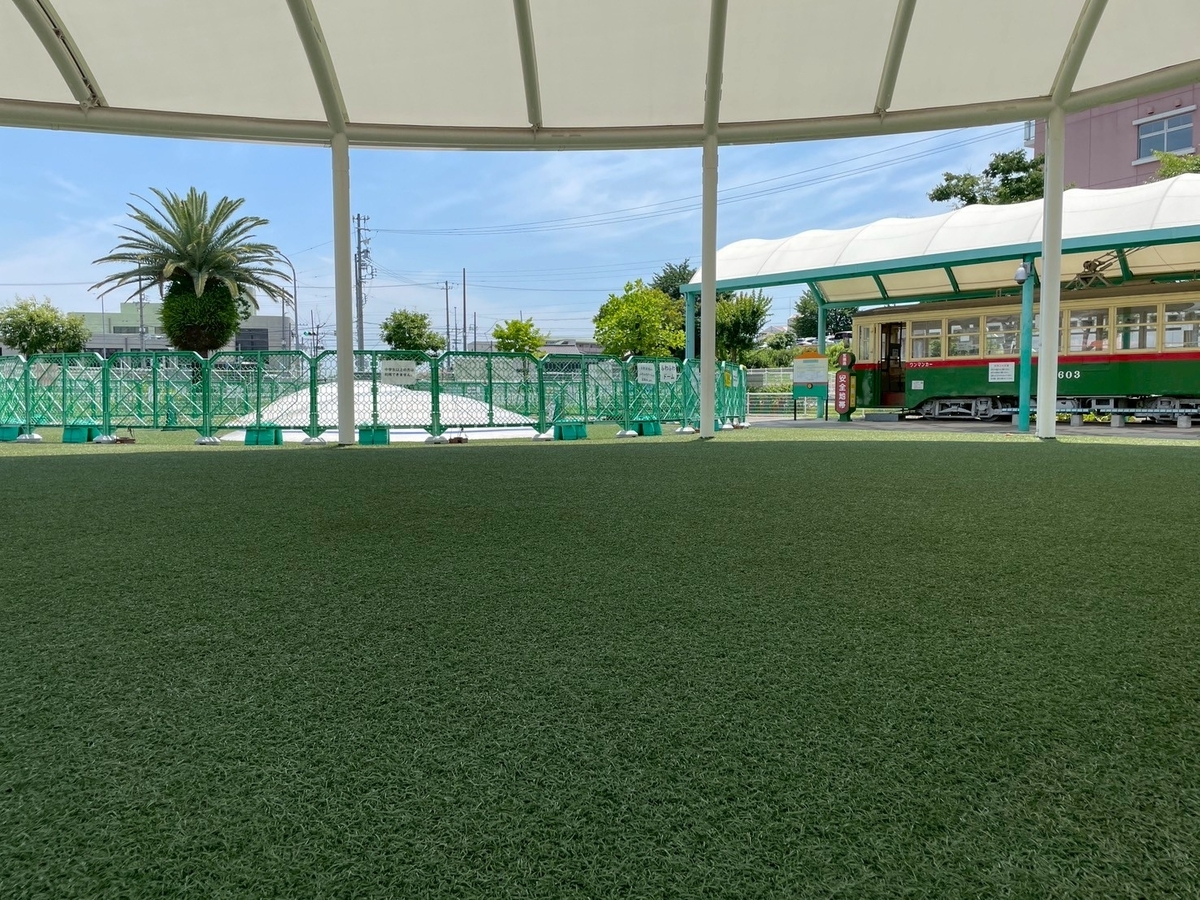 子どもの遊び場｜水遊びができる刈谷市交通児童遊園のじゃぶじゃぶ噴水池横にある日陰ドーム