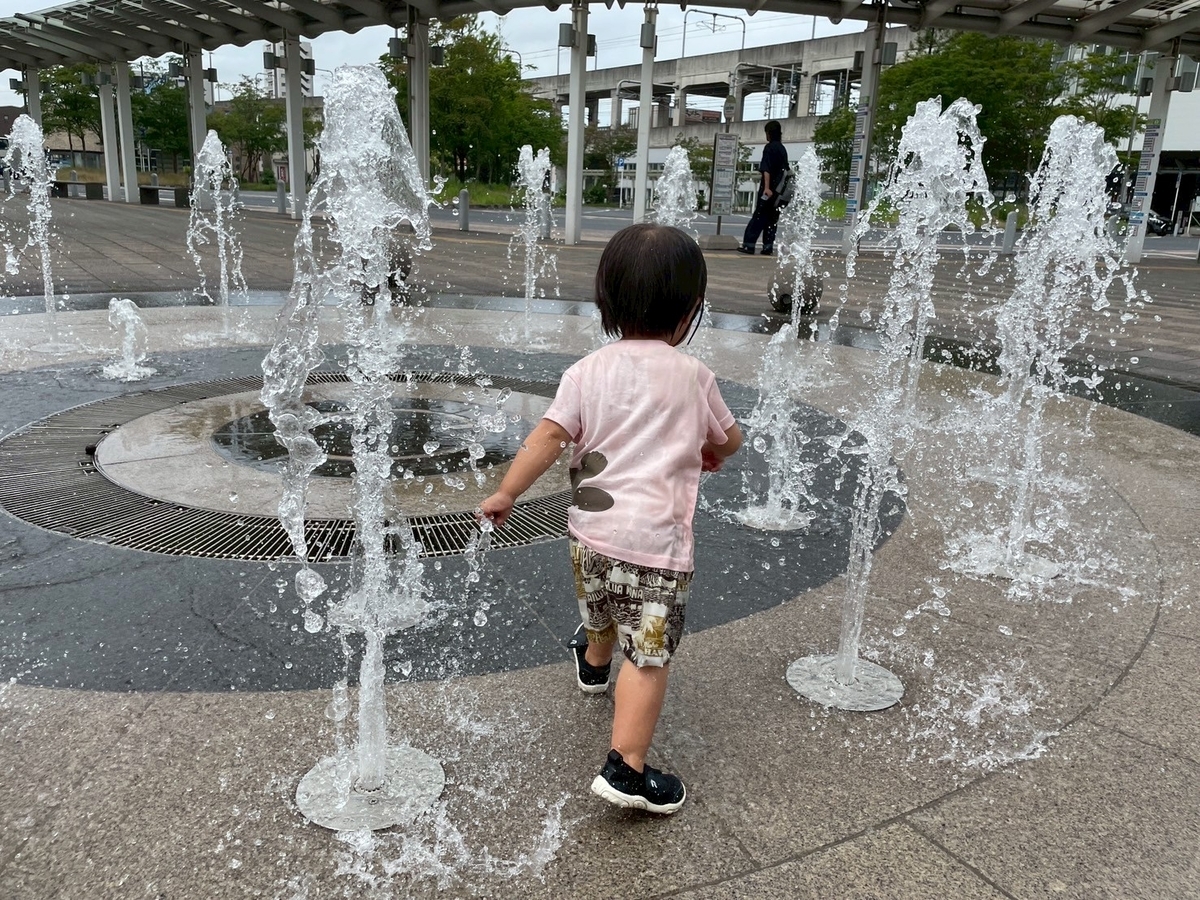 水遊びスポット｜東海市の太田川駅東口のロータリーにある噴水で遊ぶ女の子