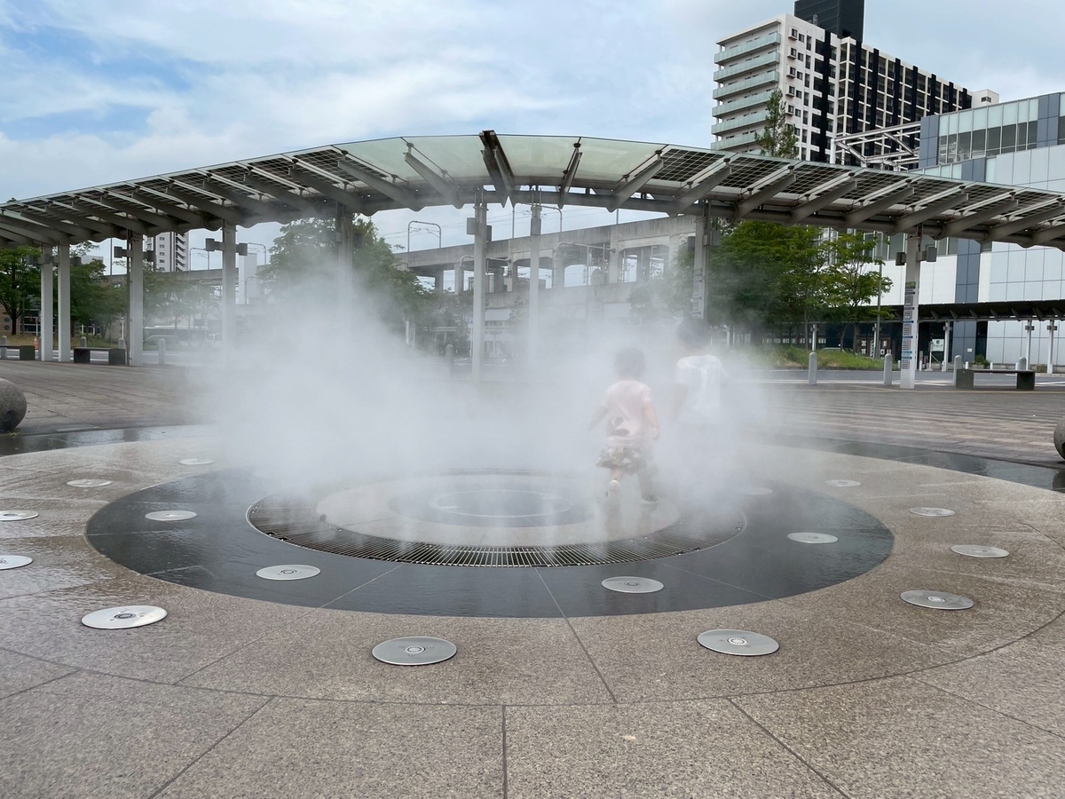 水遊びスポット｜東海市の太田川駅東口のロータリーにある噴水で遊ぶ子ども達