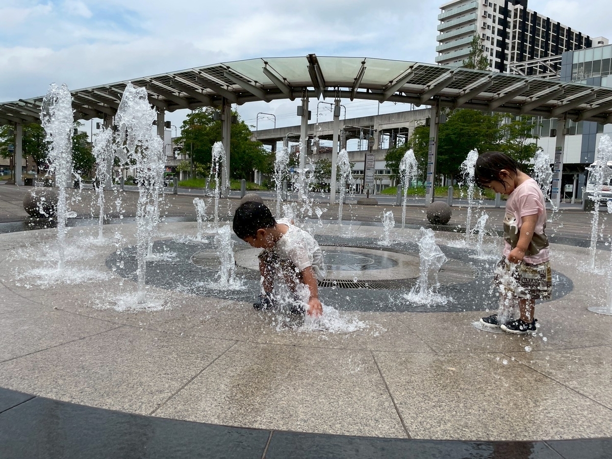 子どもの遊び場｜東海市の太田川駅ロータリーにある噴水で水遊びをする子どもたち