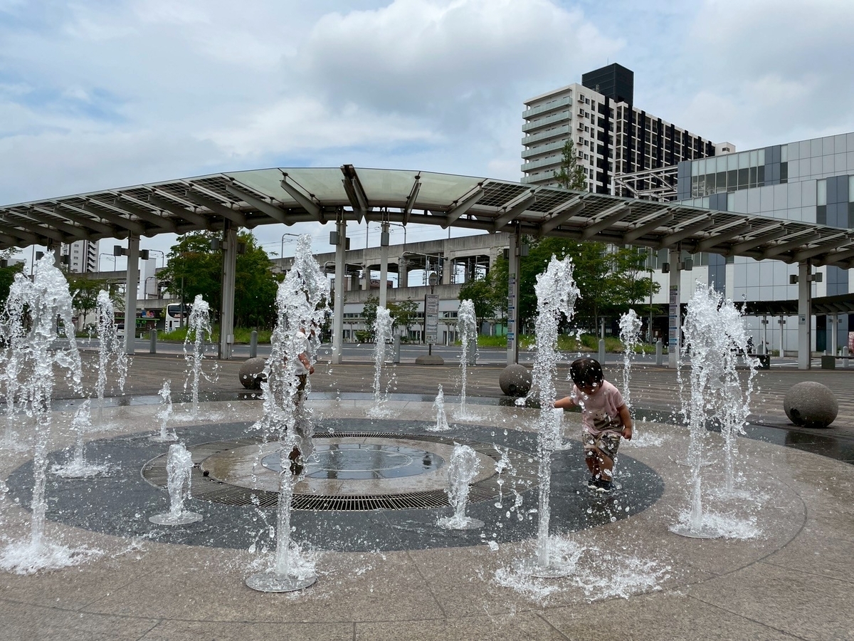 子どもの遊び場｜東海市太田川駅ロータリーにある水遊びができる噴水