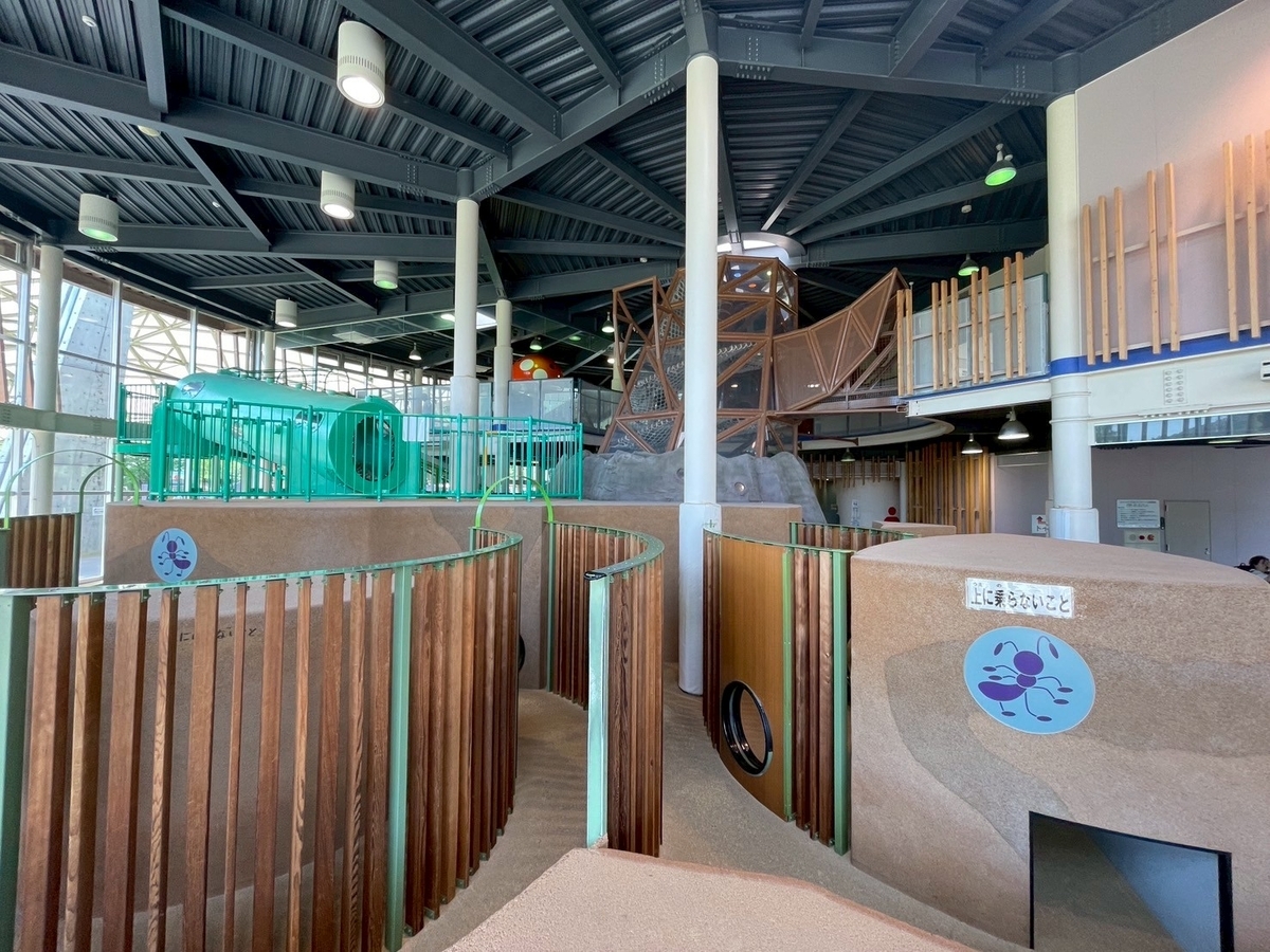 子どもの遊び場｜豊田市にある室内遊びも水遊びもできる鞍ヶ池公園のプレイハウスの大型遊具の迷路