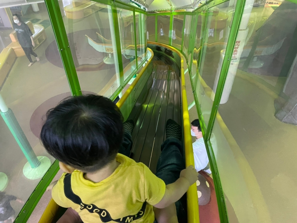 子どもの遊び場｜豊田市にある室内遊びも水遊びもできる鞍ヶ池公園のプレイハウスの大型遊具のすべり台
