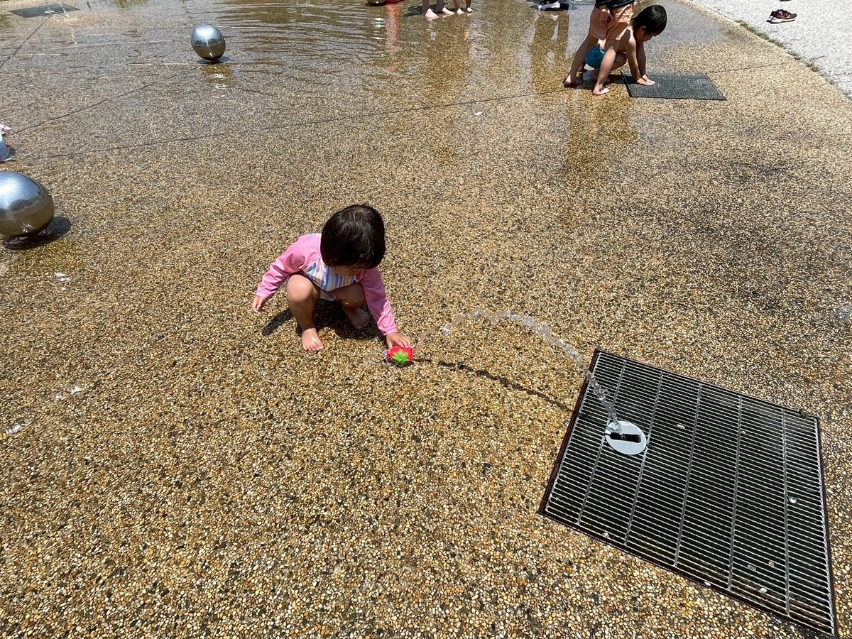 子どもの遊び場｜豊田市の無料の室内遊び場がある鞍ヶ池公園のプレイハウス横の噴水広場で水遊び