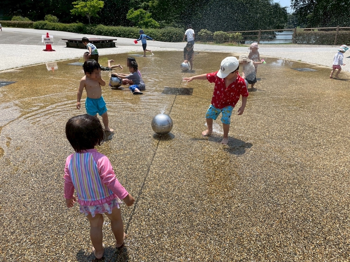 子どもの遊び場｜豊田市の無料の室内遊び場がある鞍ヶ池公園のプレイハウス横の噴水広場で水遊び