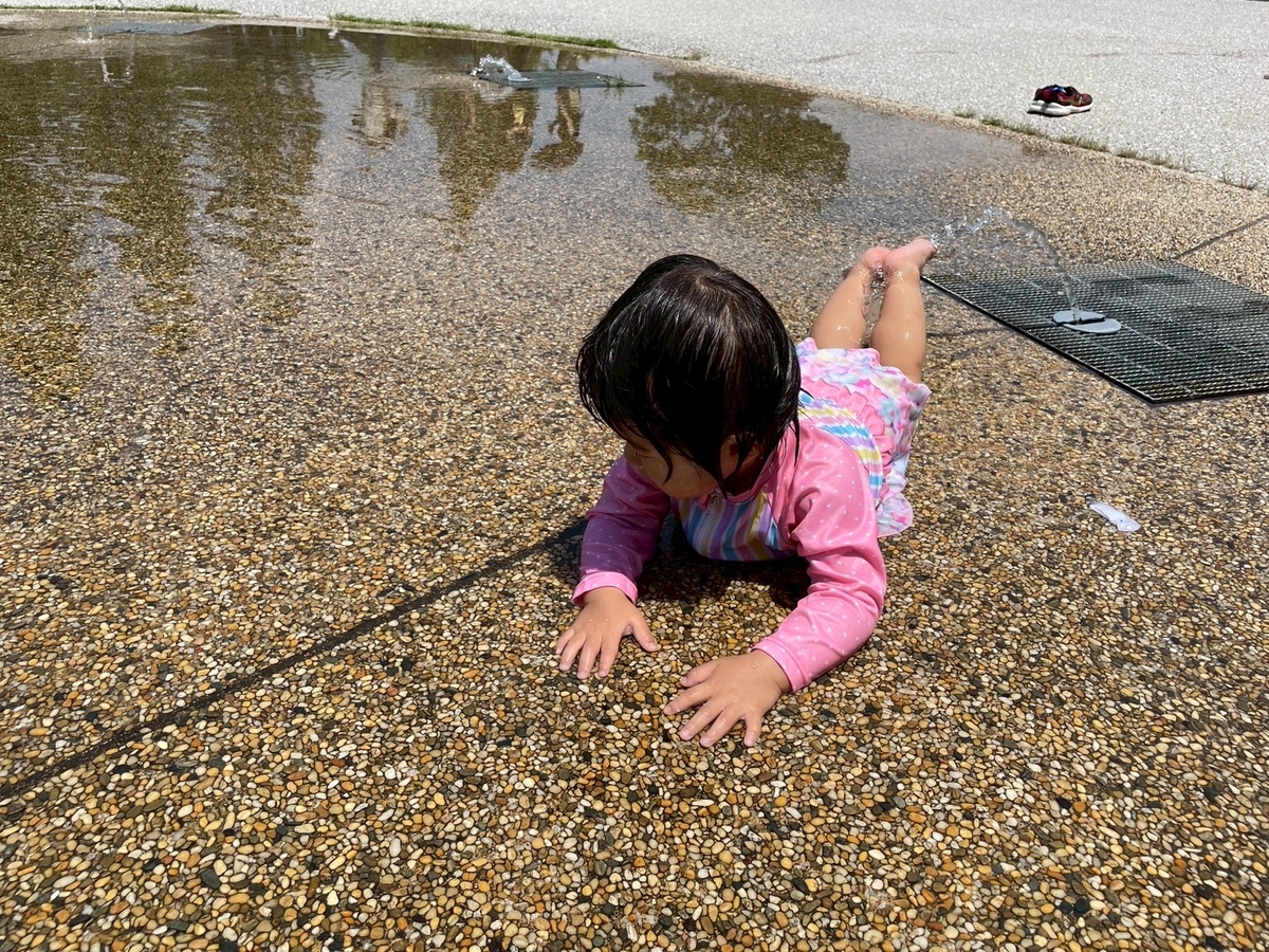 子どもの遊び場｜豊田市の無料の室内遊び場がある鞍ヶ池公園のプレイハウス横の噴水広場で水遊びする女の子