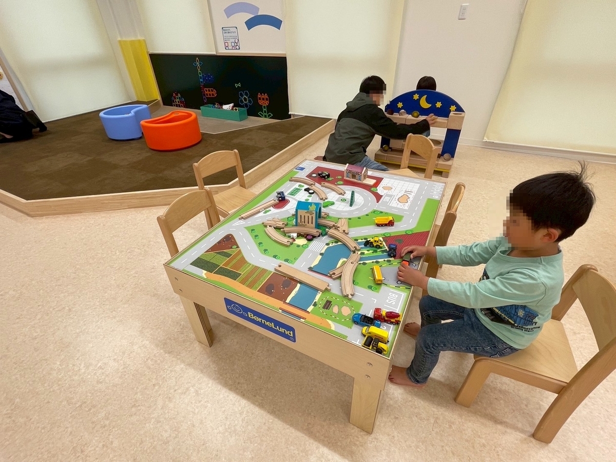 子どもの遊び場|海津市にあるボーネルンドプロデュースの室内遊び場があるこども未来館ZUTTO(ズット)の線路遊びをする男児
