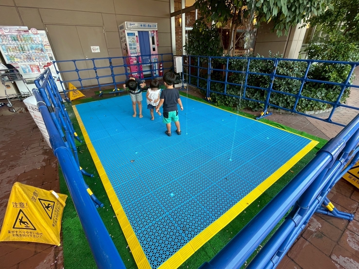 愛知県名古屋市のイオンモール大高にある水遊び場「噴水パレット2025」で遊ぶ子どもたち