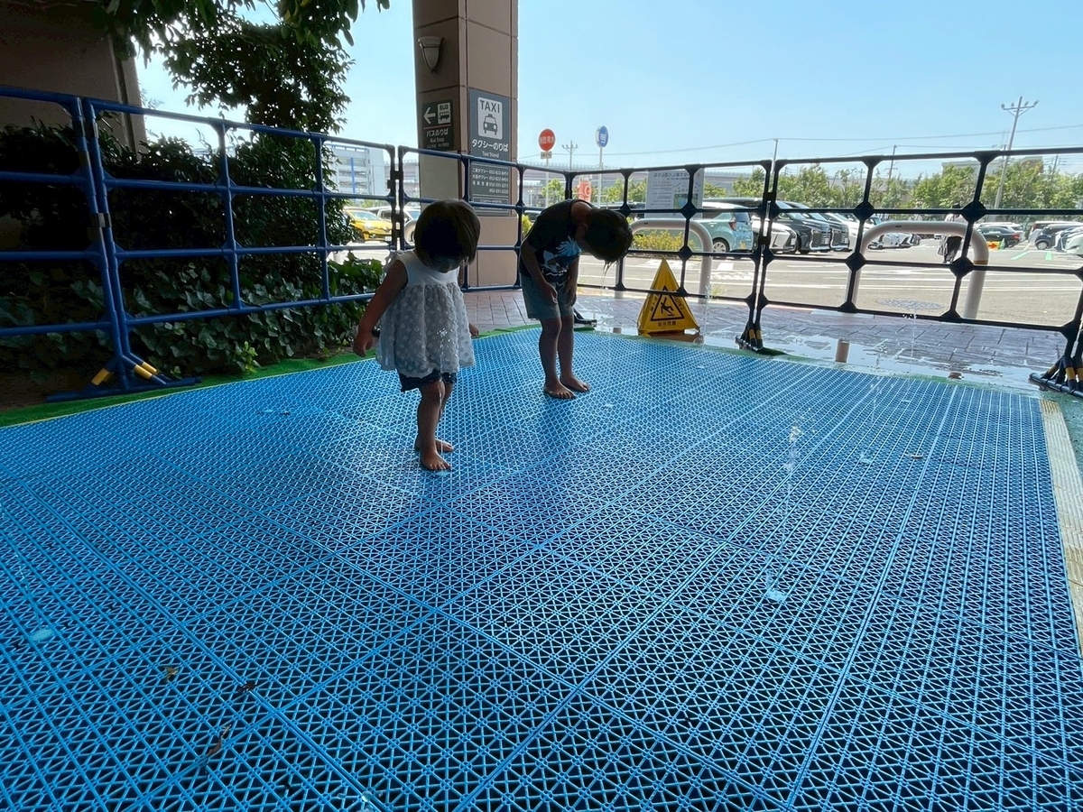 愛知県名古屋市のイオンモール大高にある水遊び場「噴水パレット2025」で遊ぶ子どもたち