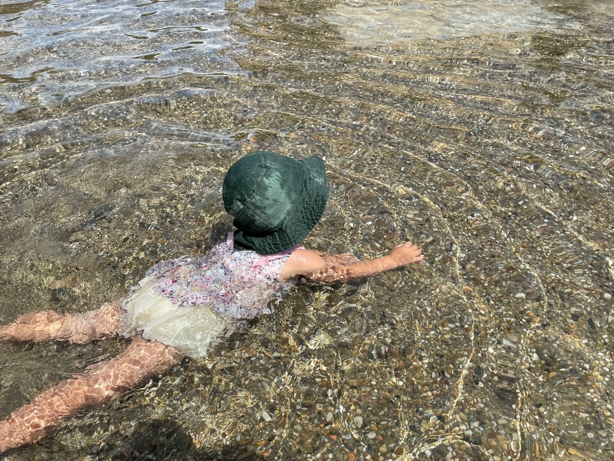 子どもの遊び場｜刈谷市にあるフローラルガーデンよさみの水遊びスポットで遊ぶ女の子