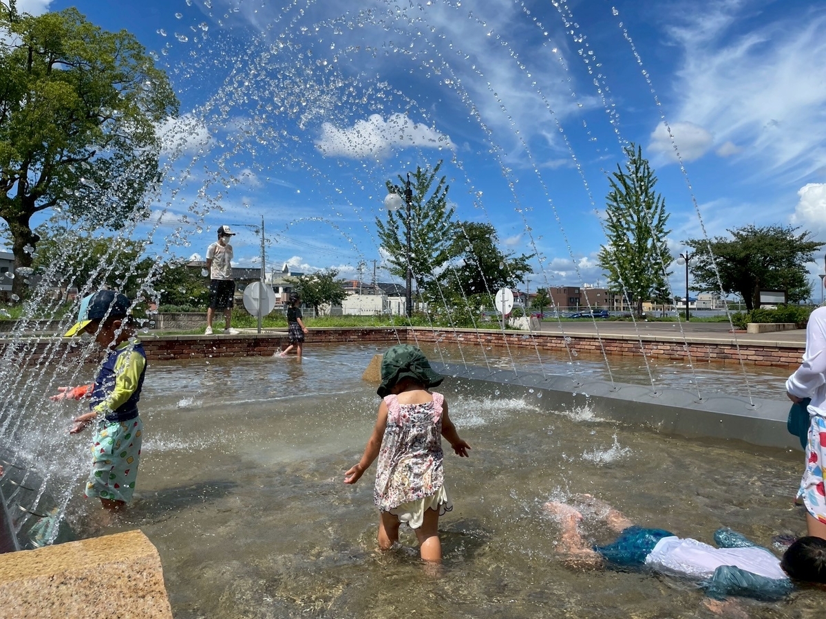子どもの遊び場｜刈谷市のフローラルガーデンよさみの噴水で水遊びをする子ども達