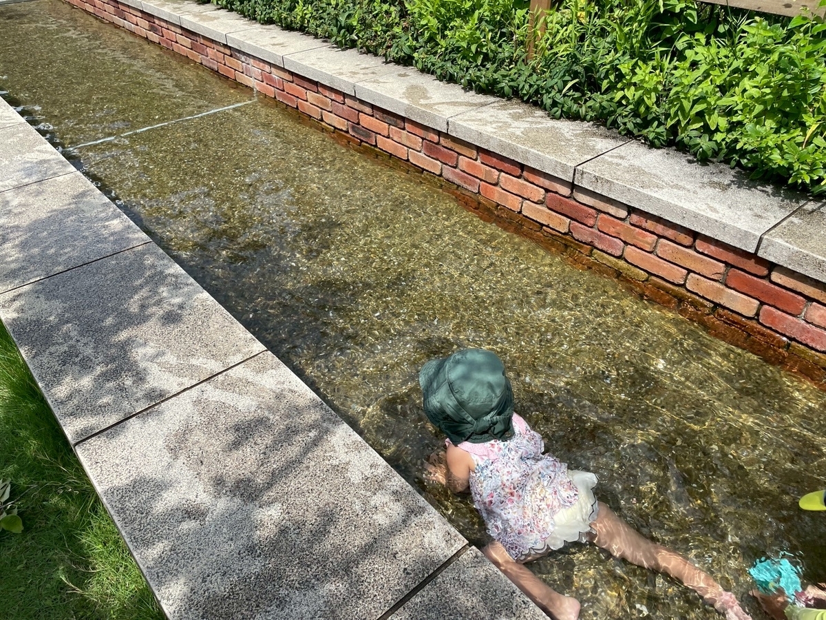 子どもの遊び場｜刈谷市にあるフローラルガーデンよさみの水遊び場で泳ぐ女の子