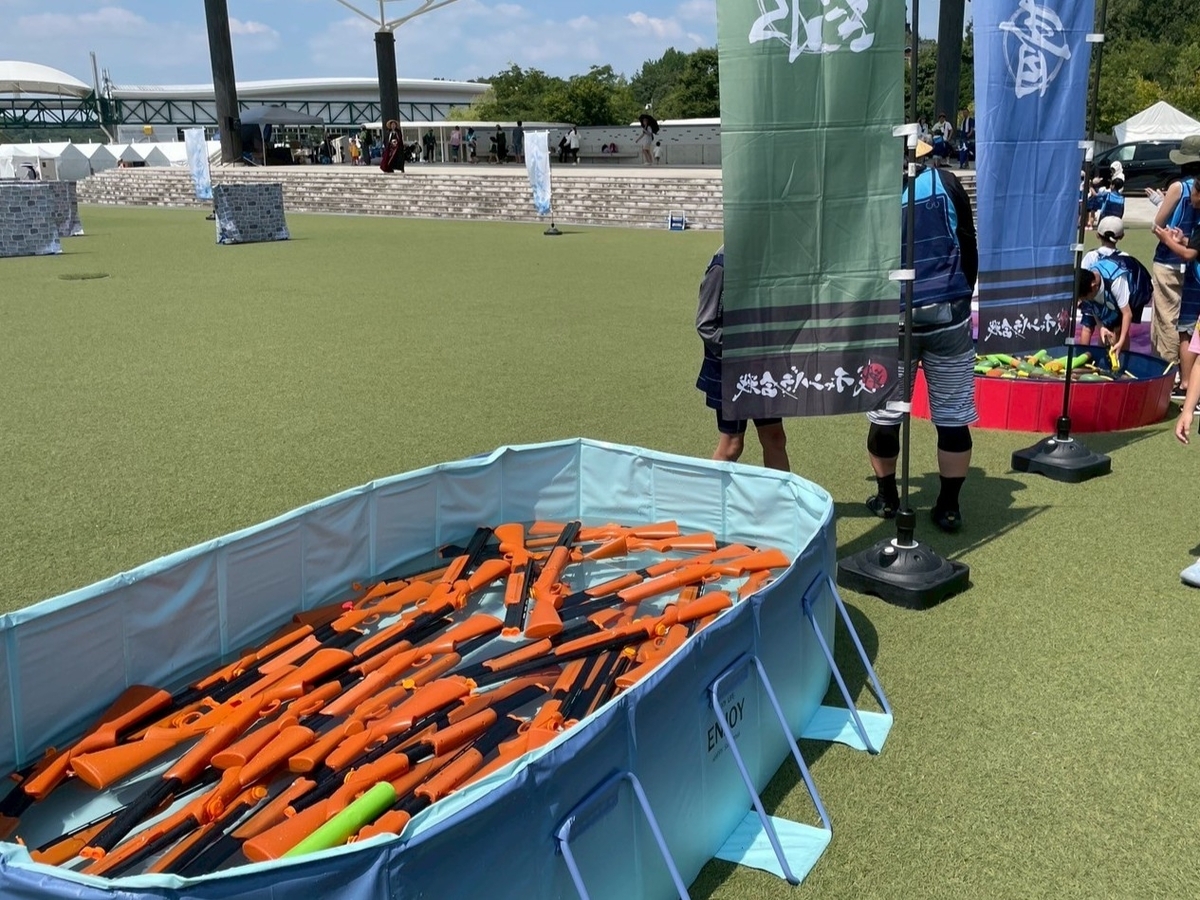 愛・地球博記念公園モリコロパークで行われたびしょ濡れ水遊びイベント「水合戦」の火縄銃型水鉄砲