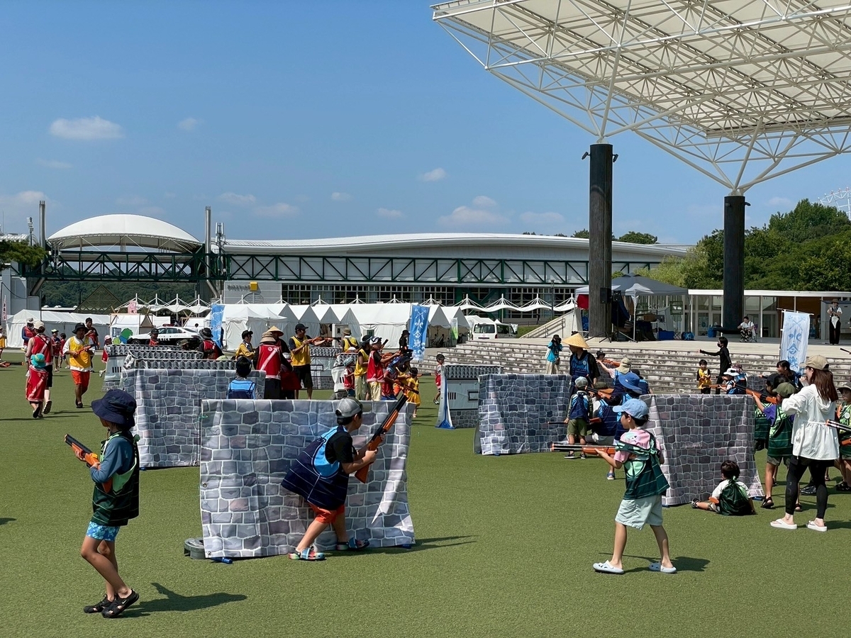 愛・地球博記念公園モリコロパークで行われたびしょ濡れ水遊びイベント「水合戦」の戦いの様子