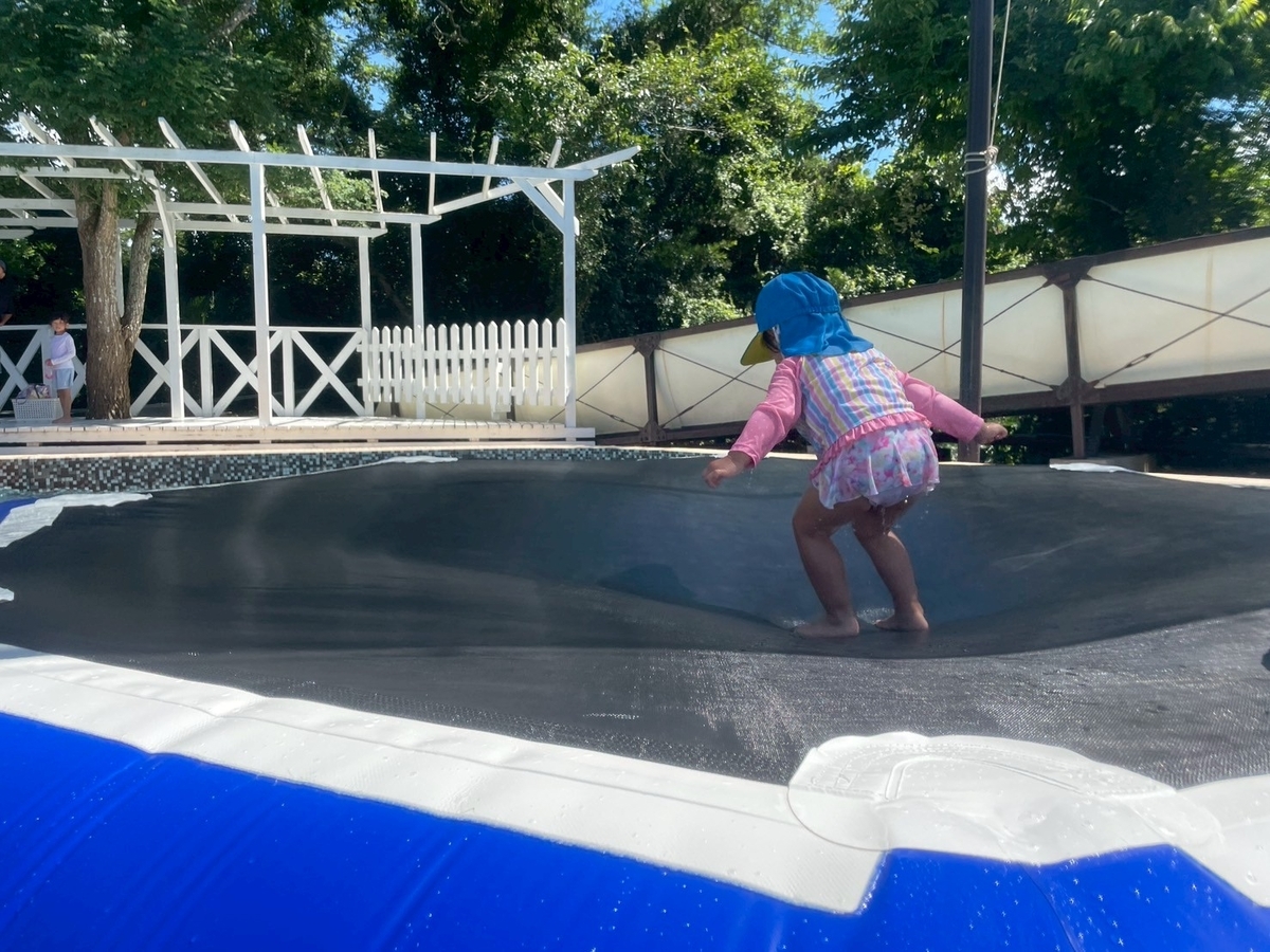 子どもの遊び場｜南知多町にある南知多グリーンバレイの水遊びが楽しめるウォーターアスレチックのトランポリン