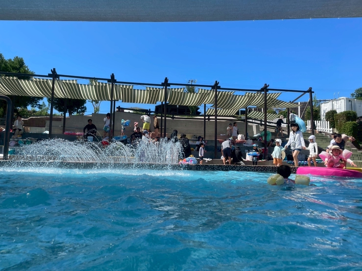 子どもの遊び場｜南知多町にある南知多グリーンバレイの水遊びが楽しめるウォーターアスレチックの休憩エリアひな壇