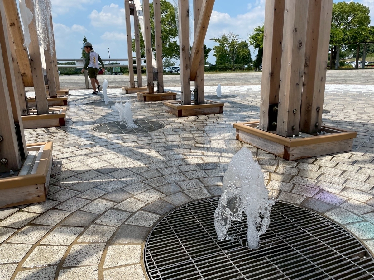子どもの遊び場｜愛知県長久手市にある愛・地球博記念公園モリコロパーク・西口広場の水遊びができる噴水で遊ぶ子ども