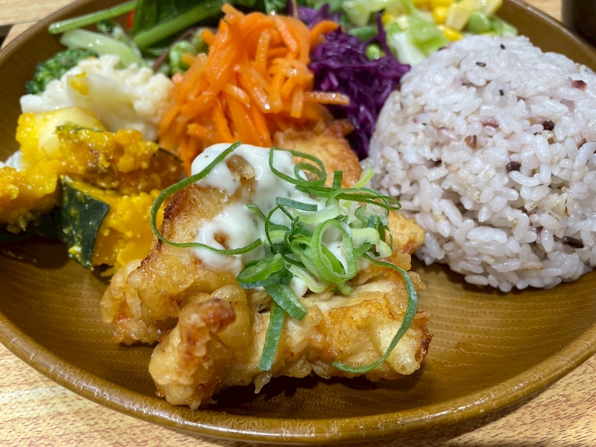 子連れランチ｜ららぽーと安城のフードコートにある鳥〇食堂とタニタカフェのコラボ店のタニタカフェ定食のチキン南蛮