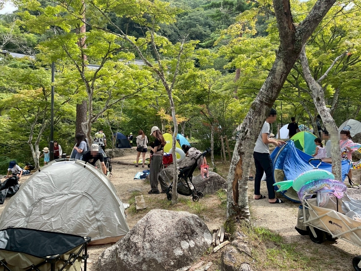 子どもの遊び場｜愛知県瀬戸市にある愛知高原国定公園・岩屋堂公園内にある天然プール（じゃぶじゃぶ池）の川沿いのテント広場