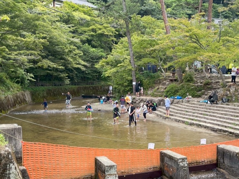 子どもの遊び場｜愛知県瀬戸市にある愛知高原国定公園・岩屋堂公園内にある天然プール（じゃぶじゃぶ池）