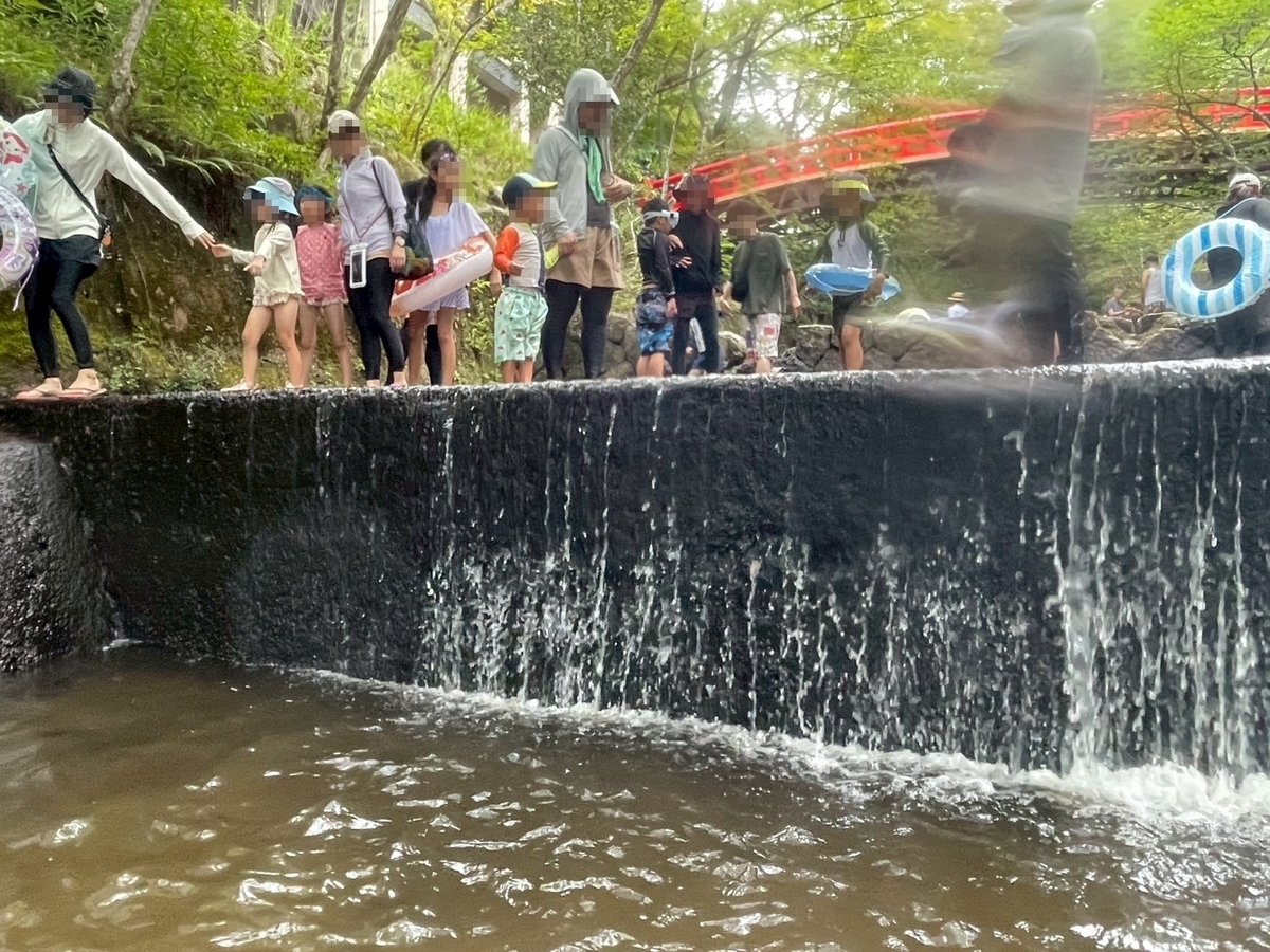 子どもの遊び場｜愛知県瀬戸市にある愛知高原国定公園・岩屋堂公園内にある天然プール（じゃぶじゃぶ池）で飛びこむ男の子